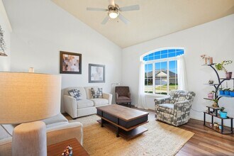 235 Lockmoor Ave in North Liberty, IA - Foto de edificio - Building Photo