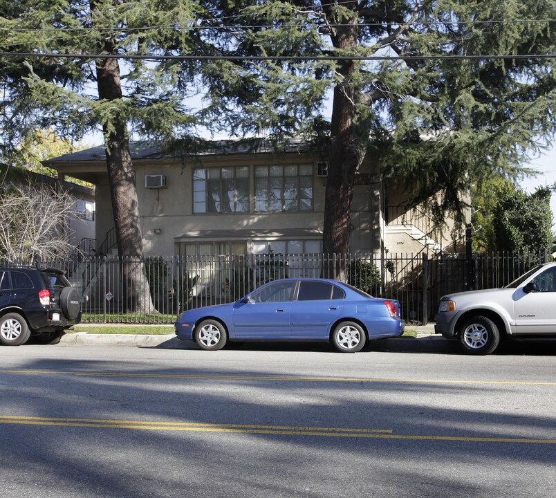 5734 Hazeltine Ave in Van Nuys, CA - Foto de edificio