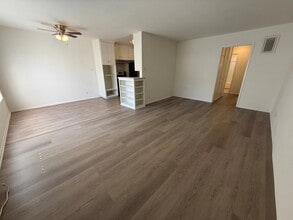 21809 Lanark St, Unit 20 in Canoga Park, CA - Foto de edificio - Building Photo