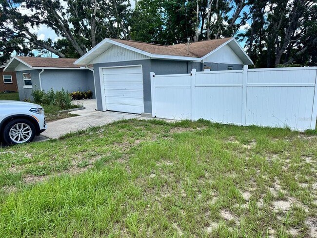 11063 Auburndale St in Brooksville, FL - Building Photo - Building Photo