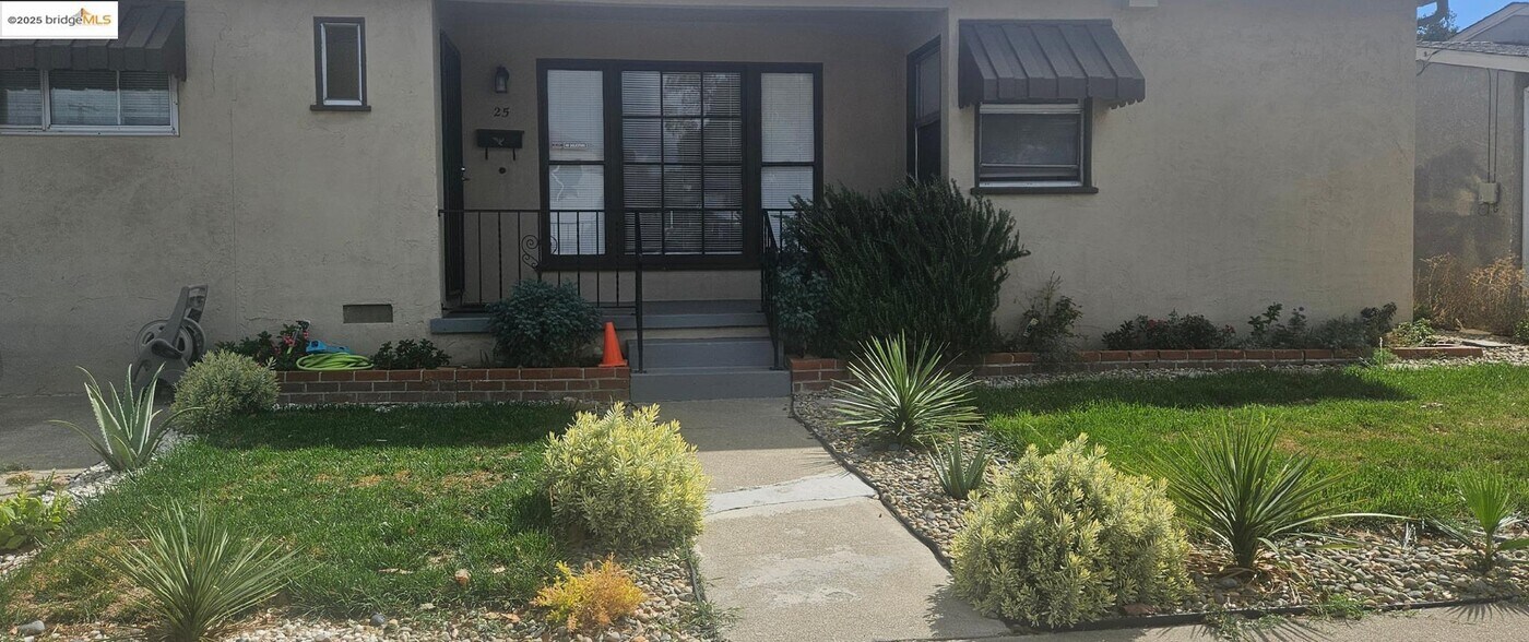 25 Dimaggio Ave in Pittsburg, CA - Building Photo