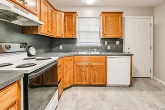 828 Russell Cir in Norman, OK - Building Photo - Building Photo