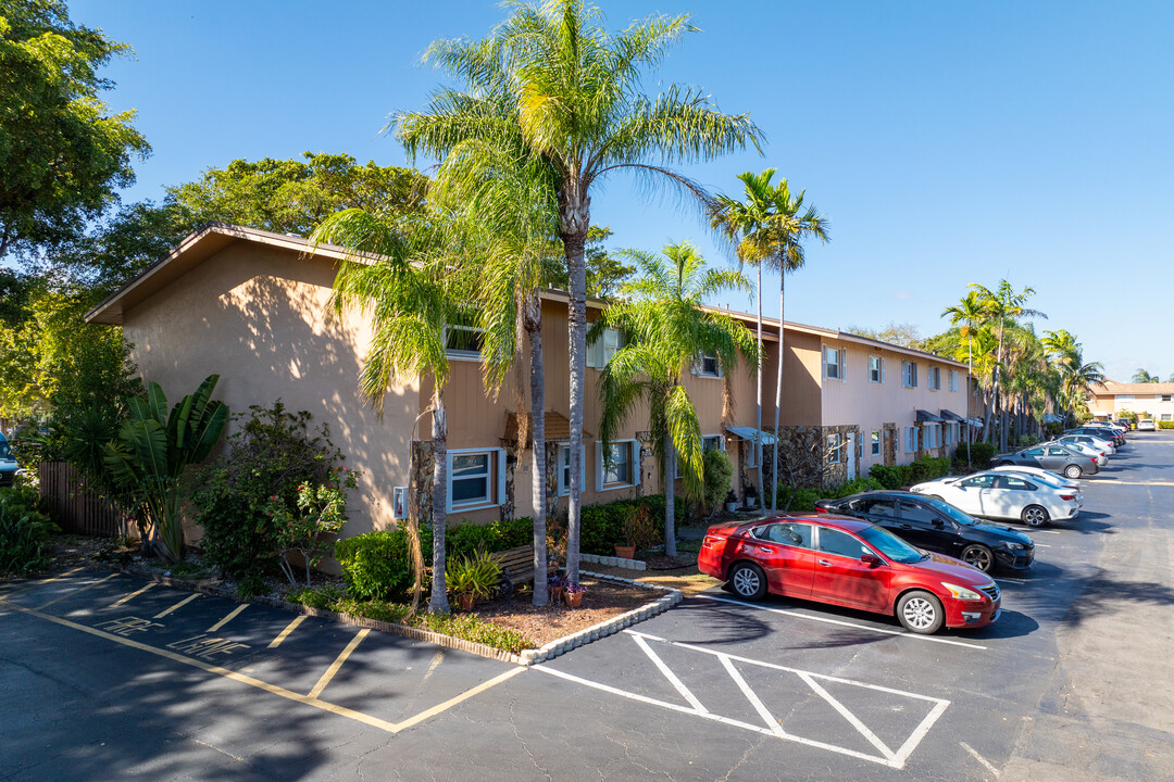 Townhouse East in Dania, FL - Building Photo