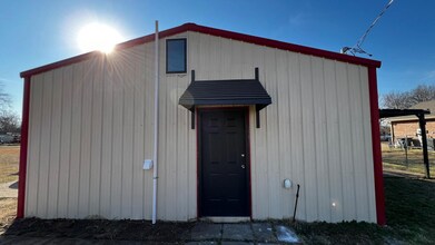 911 N Sherman Ave in Okmulgee, OK - Foto de edificio - Building Photo