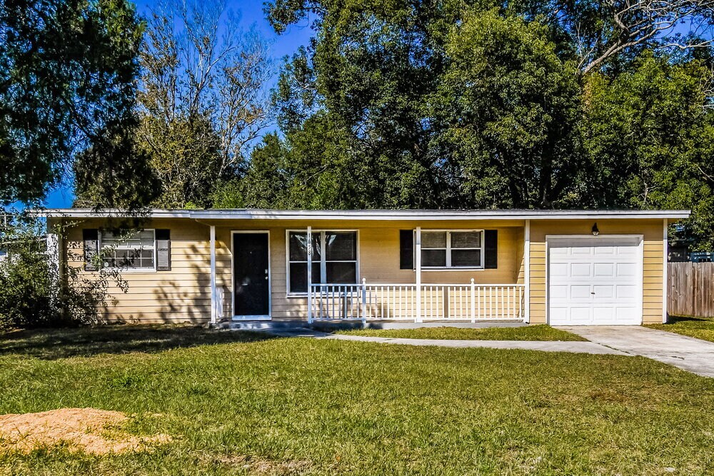 1658 Louvre Dr in Jacksonville, FL - Building Photo