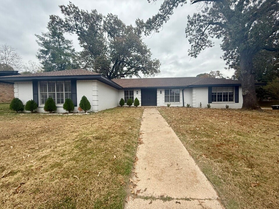 3820 Darrell Ln in Tyler, TX - Building Photo