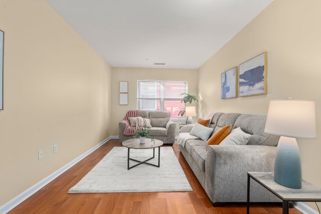 327 Centre St, Unit 308 in Boston, MA - Foto de edificio - Building Photo