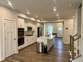 8 Owen Ct in Somerset, NJ - Building Photo - Building Photo