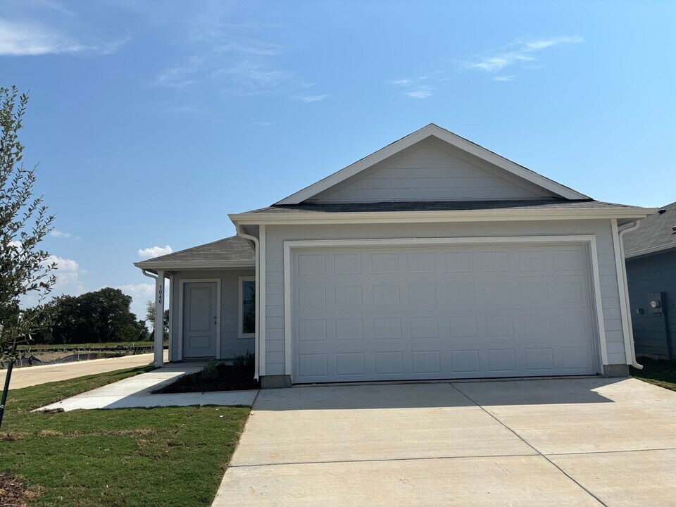 3040 Burmese St in Providence Village, TX - Foto de edificio