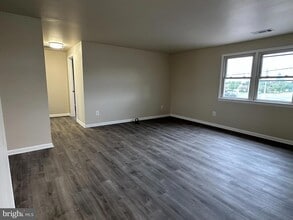 1437 Liberty Rd in Sykesville, MD - Foto de edificio - Building Photo