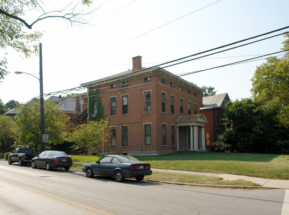 1076 Neil Ave in Columbus, OH - Building Photo