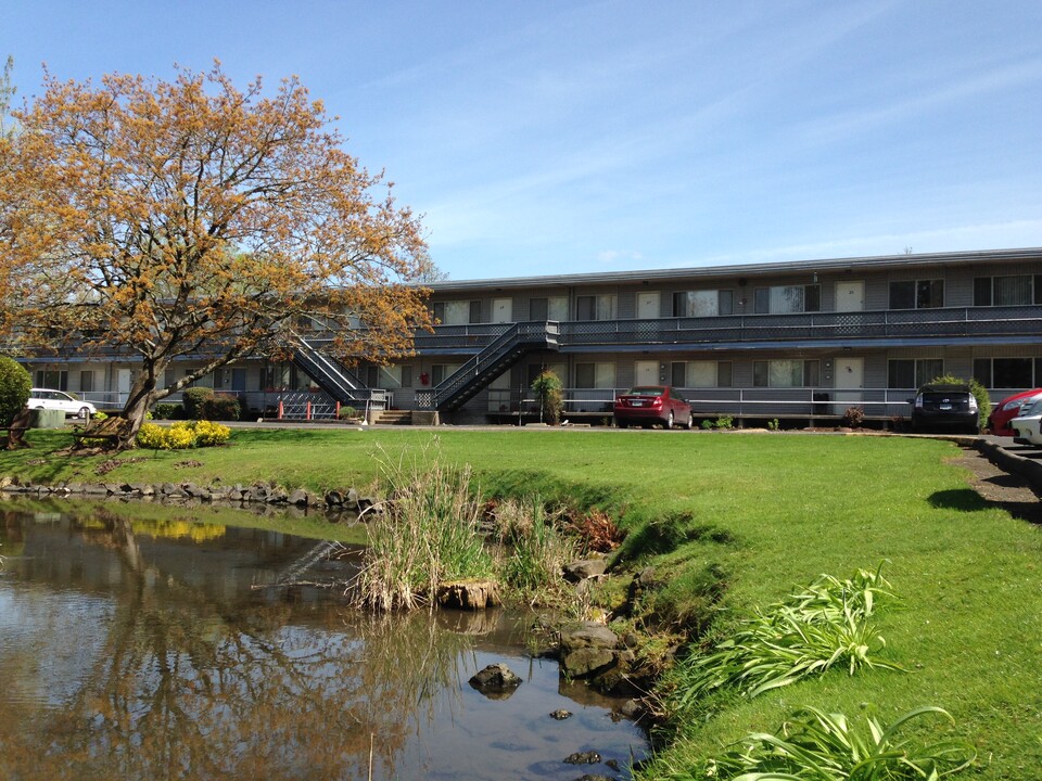 Crystal Springs Apartments in Portland, OR - Building Photo