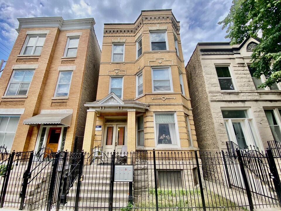 2736 W Evergreen Ave in Chicago, IL - Building Photo
