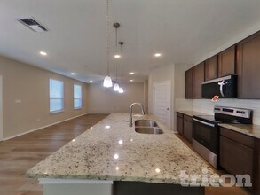 4327 Spirit Star Dr in Converse, TX - Foto de edificio - Building Photo