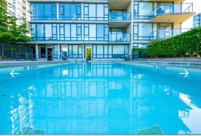 7362 Elmbridge Way in Richmond, BC - Building Photo - Building Photo