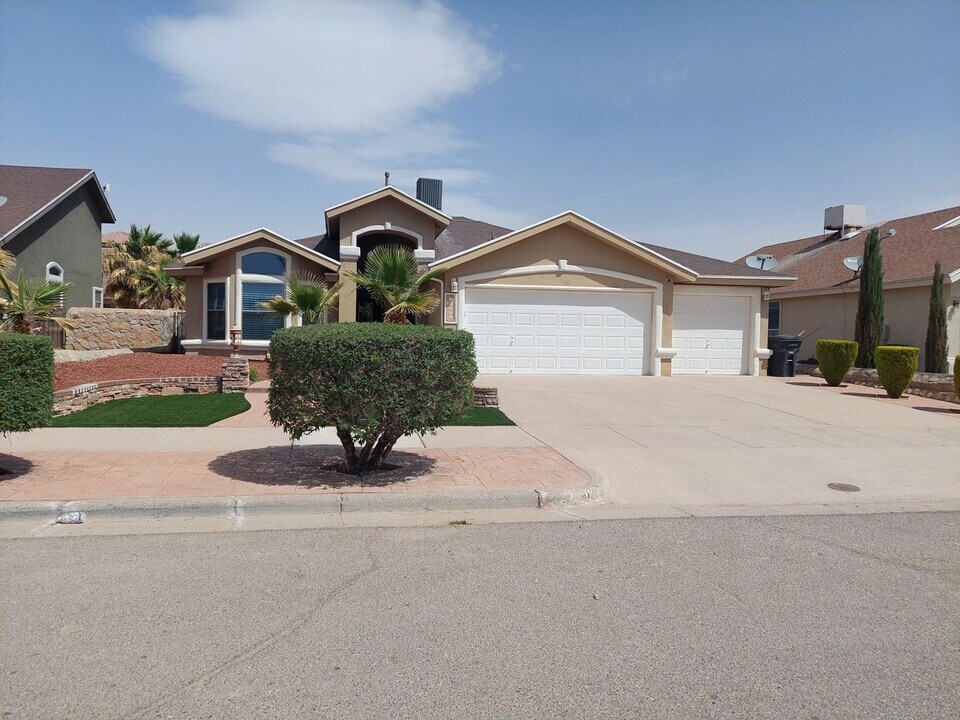 14021 Highweed Dr in Horizon City, TX - Building Photo