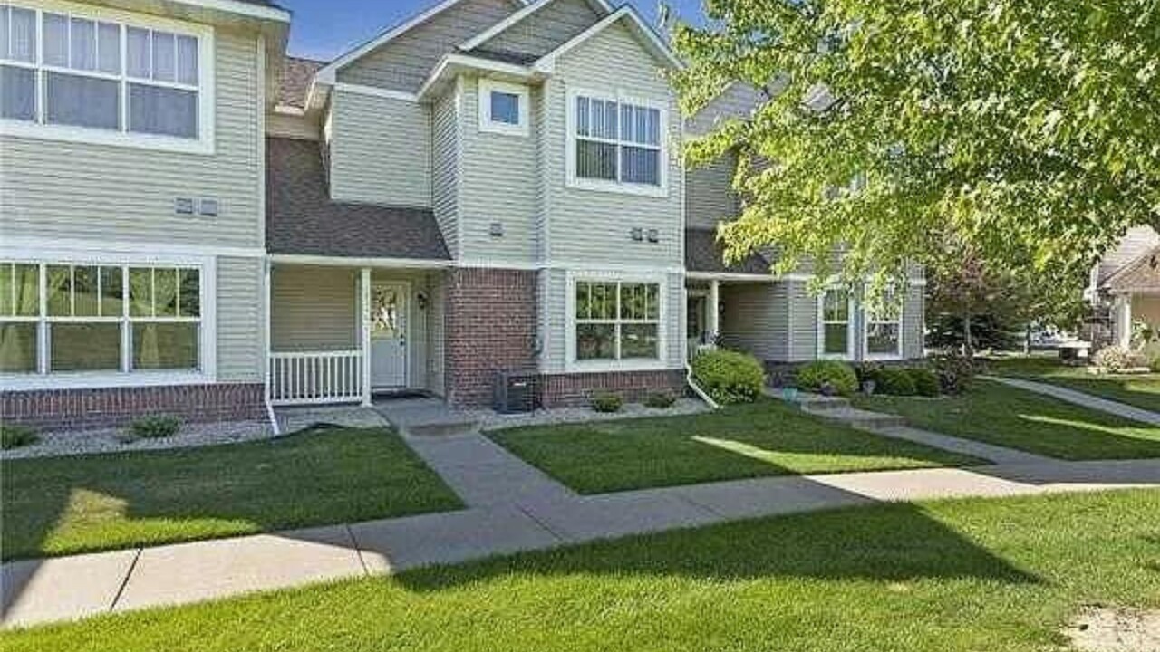 12121 Xylite St NE in Blaine, MN - Foto de edificio