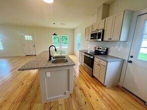 228 N Dixie St in Brenham, TX - Foto de edificio - Building Photo