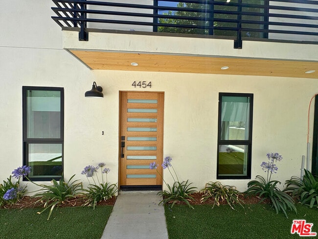 4454 Clinton St in Los Angeles, CA - Building Photo - Building Photo
