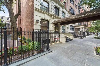 26 Gramercy Pk S in New York, NY - Building Photo - Building Photo