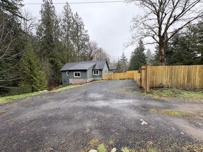 1070 E McReavy Rd in Union, WA - Building Photo - Building Photo