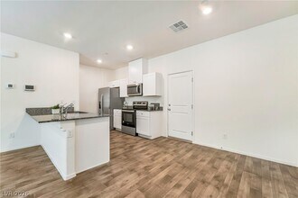 7483 Coastal Ledge St in Las Vegas, NV - Foto de edificio - Building Photo