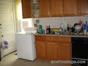 208 Kelton St, Unit 1 in Boston, MA - Building Photo - Building Photo