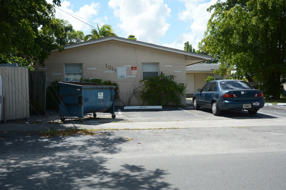 1011-1017 NW 3rd Ave in Hallandale Beach, FL - Building Photo