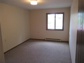 701 N 7th St-Unit -201 in Olivia, MN - Building Photo - Building Photo