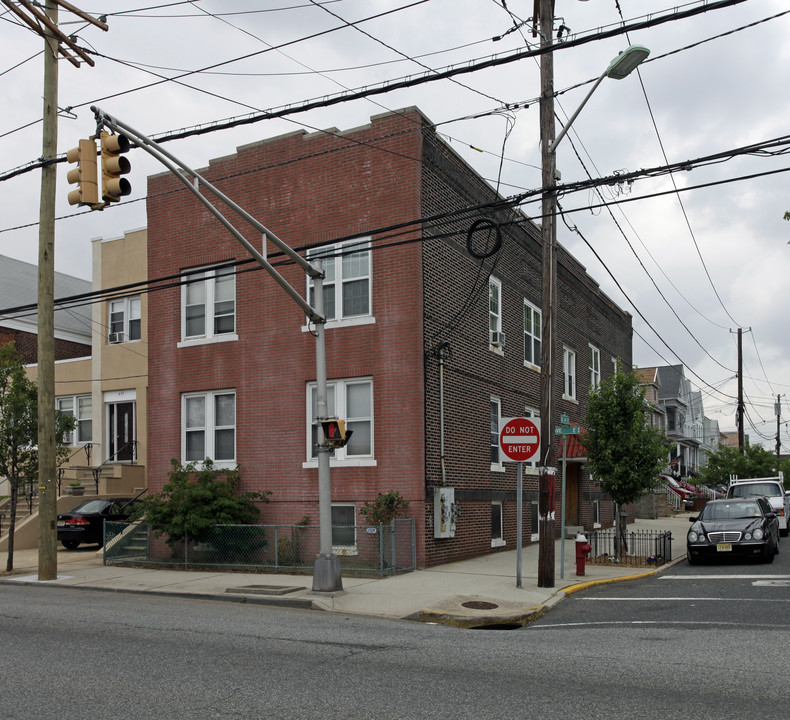 647 Avenue E in Bayonne, NJ - Foto de edificio