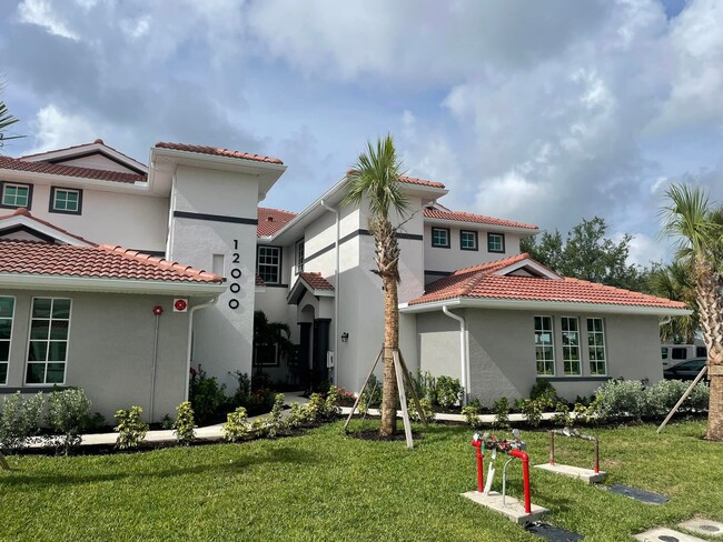 12000 Santaluz Dr in Ft. Myers, FL - Building Photo - Building Photo