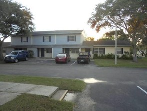 Caroline Court in Tavares, FL - Foto de edificio - Building Photo