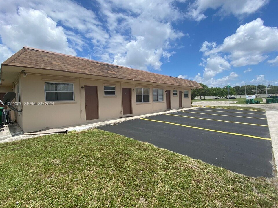 5200 NW 18th Pl in Lauderhill, FL - Building Photo