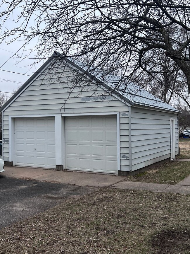 221 22nd Ave E in Menomonie, WI - Foto de edificio - Building Photo