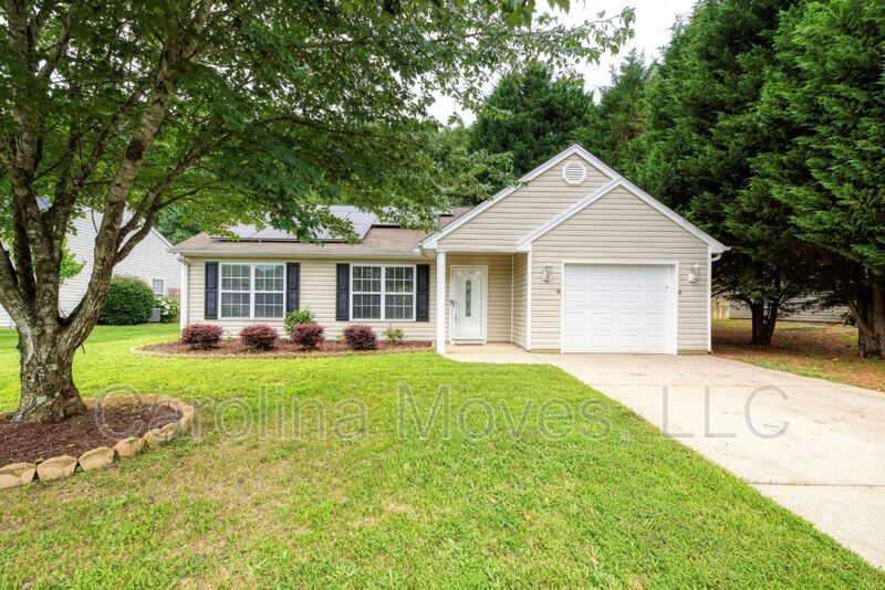 406 Crescentwood Ct in Taylors, SC - Building Photo