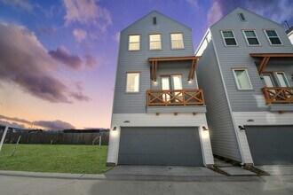 3905 B Pinemont Dr in Houston, TX - Building Photo - Building Photo