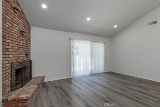 25040 Everett Dr in Santa Clarita, CA - Foto de edificio - Building Photo