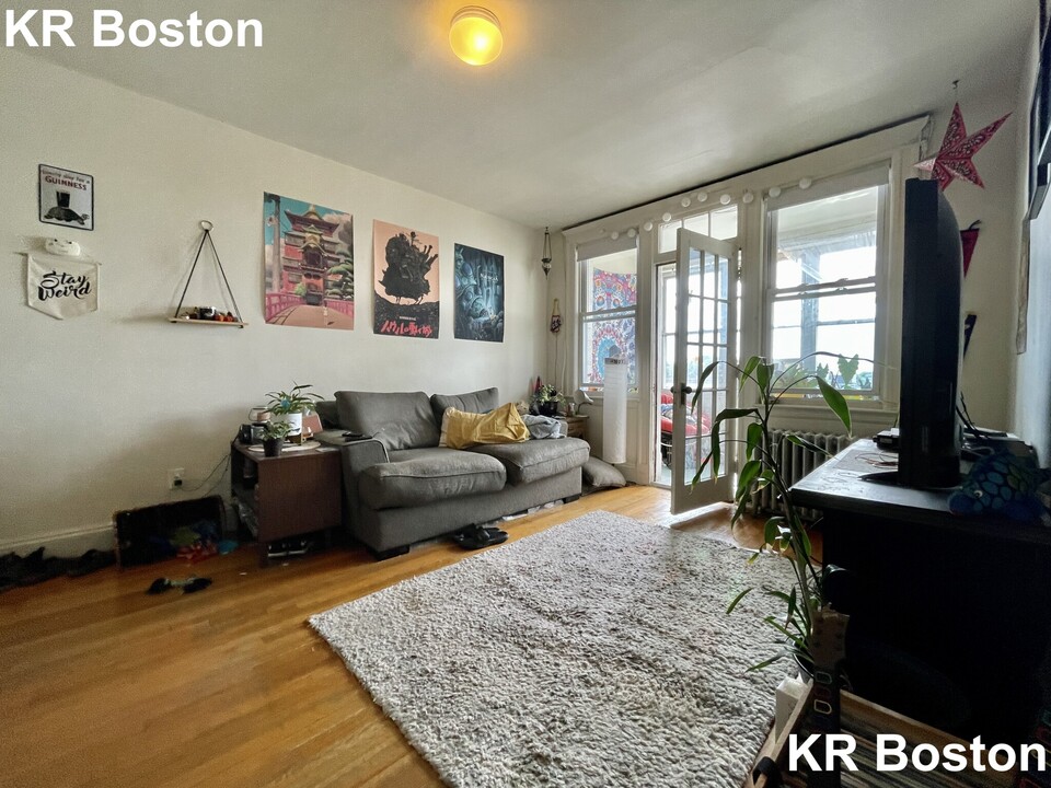 1642 Commonwealth Ave in Boston, MA - Building Photo