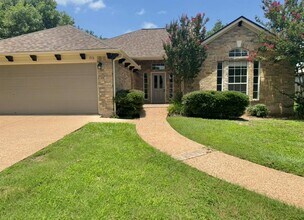 1306 Meadow Cove in Elgin, TX - Building Photo - Building Photo