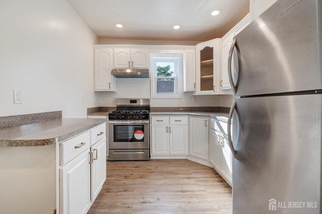 360 Alpine St in Perth Amboy, NJ - Building Photo