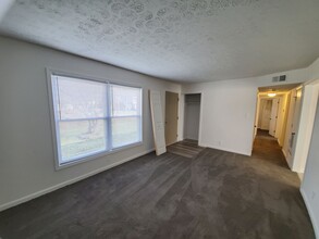 6102 Mayna Dr in Louisville, KY - Building Photo - Building Photo