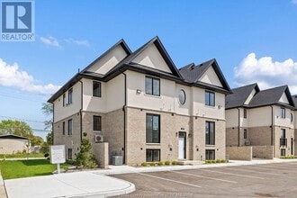 1415 Lesperance Rd in Tecumseh, ON - Building Photo - Building Photo