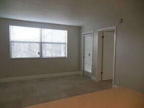 728 Executive Center Dr in West Palm Beach, FL - Building Photo - Building Photo