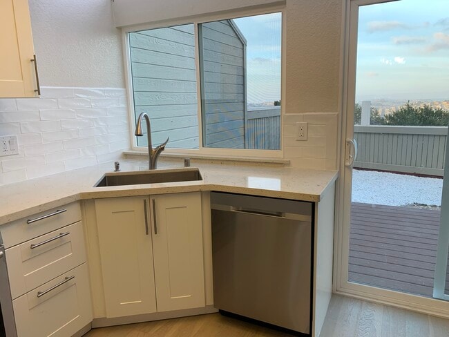126 Cityview Dr in Daly City, CA - Building Photo - Building Photo