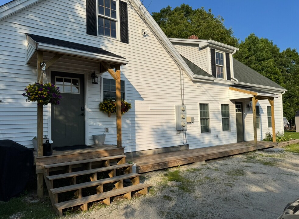 833 Fairbanks Rd, Unit 2 in Farmington, ME - Building Photo