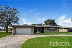 10326 Hetrick Cir E in Largo, FL - Building Photo