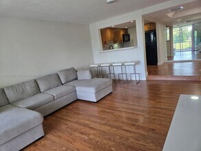 3750 Inverrary Dr in Lauderhill, FL - Foto de edificio - Building Photo