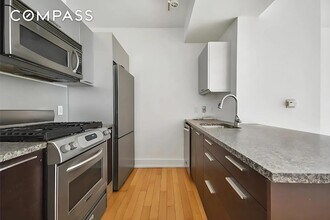 350 W 42nd St, Unit 8H in New York, NY - Building Photo - Building Photo