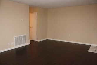 269 Greenbriar Townhouse Way in Las Vegas, NV - Building Photo - Building Photo