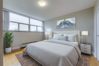 Centennial Towers in Oakville, ON - Building Photo - Building Photo